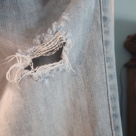 Distressed Light Wash Jeans - Picture 5 of 10